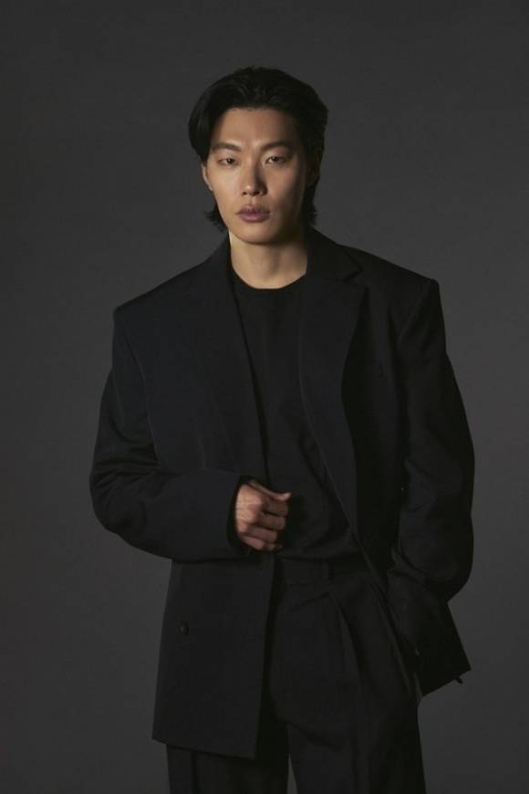 배우 류준열이 만나 넷플릭스 오리지널 시리즈 '들쥐'를 아직 안 본 시청자들에게 '긴 영화'라고 생각하며 즐겨 달라고 밝혔다. /넷플릭스