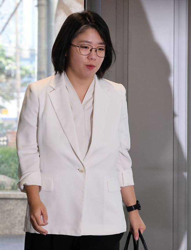 용혜인 성평등가족부 장관 후보자가 4일 서울 서대문구에 마련된 인사청문회 준비 사무실로 출근하고 있다. 연합뉴스