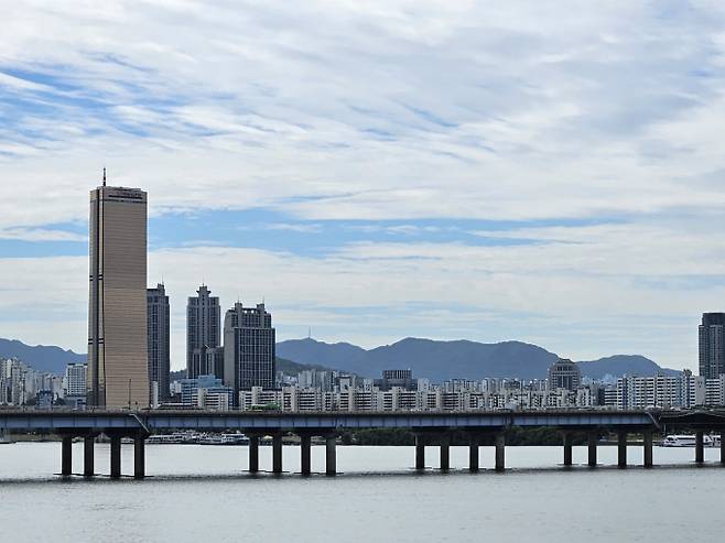 남해안·제주 강풍… 곳곳 비 [오늘날씨] = 금요일인 오늘(4일) 날씨는 전국이 대체로 맑겠으나, 강원 동해안.산지와 제주도는 대체로 흐리겠다. 아침최저기온은 17~24℃, 낮최고기온은 25~32℃가 되겠다. 새벽(00~06시)부터 오후(12~18시) 사이 제주도에, 오전(06~12시)부터 강원 동해안.산지에 비가 내리는 곳이 있겠고, 소강상태를 보이는 곳이 있겠다. 새벽(00~06시)에 부산.울산에는 0.1mm 미만의 빗방울이 떨어지는 곳이 있겠다. 미세먼지 농도는 대부분 지역에서 ‘좋음’ 수준을 보이겠다. ⓒbnt뉴스: 서울날씨, 오늘날씨, 내일날씨, 주말날씨, 주간날씨 예보