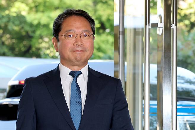 김승원 법무부 장관 후보자가 3일 오전 서울 종로구 적선현대빌딩에 마련된 인사청문회 준비사무실로 출근하고 있다. /뉴스1