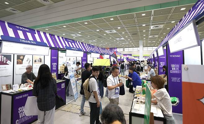 21, 22일 서울 코엑스에서 사회적 가치 행사인 ‘소셜밸류커넥트(SOVAC) 2026’ 행사가 열린다. 사회적기업, 소셜벤처 등 340여 개의 파트너사가 참석해 사회문제 해결을 위해 머리를 맞댄다. 사진은 지난해 SOVAC에 참가한 기업들의 모습. SK그룹 제공