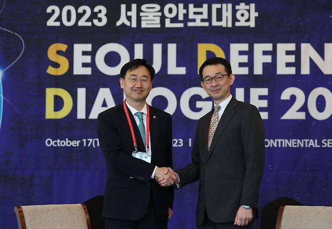 신범철(왼쪽) 당시 국방부 차관이 2023년 10월 18일 서울 강남구 그랜드 인터컨티넨탈 호텔에서 '2023 서울안보대화' 참석차 방한한 세리자와 기요시 당시 일본 방위심의관을 만나 기념 촬영하고 있다. 연합뉴스
