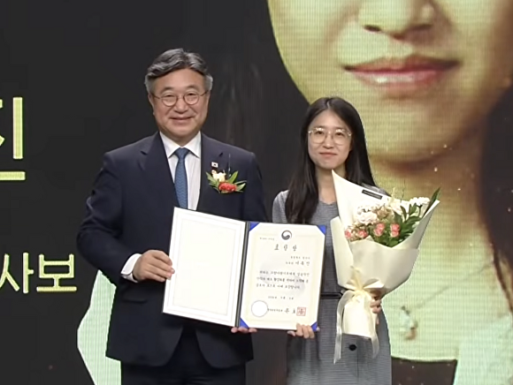 서옥진(오른쪽) 주무관이 4일 서울 SBS 프리즘타워에서 열린 ‘고향사랑기부대상’ 시상식에서 윤호중 행정안전부 장관과 기념 사진을 찍고 있다. [사진=청주시]