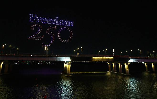 ‘Freedom 250’이 열린 4일 오후 마포대교 상공에 드론쇼가 펼쳐지고 있다. 이 행사는 미국 독립 250주년과 한미 동맹 및 우정을 기념하기 위해 주한미국대사관이 기획한 것으로 '서울세계불꽃축제 2026'의 전야제 성격도 띠고 있다. 사진공동취재단