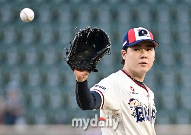 2026년 9월 2일 오후 서울 잠실구장에서 열린 '2026 신한 SOL KBO리그' LG 트윈스와 두산 베어스의 경기. 두산 선발투수 최승용이 투구를 준비하고 있다./유진형 기자