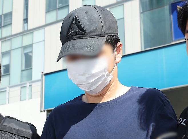 이혼 소송 중인 아내를 찾아가 살해한 현직 공무원 A씨가 지난 3일 구속 전 피의자 심문(영장실질심사)에 출석하기 위해 경기도 성남시 분당경찰서 유치장에서 나오고 있다. [연합]