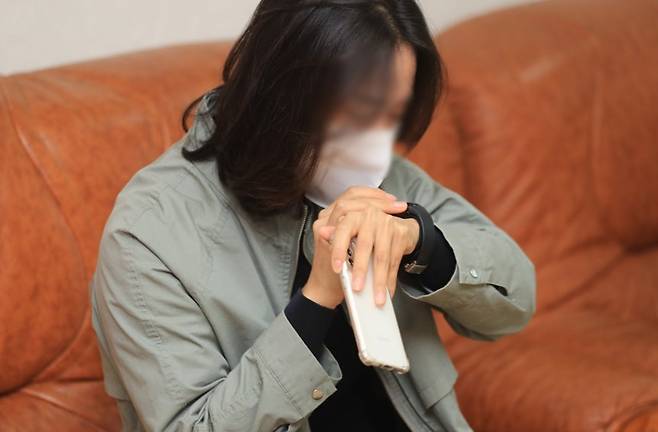 지난 2021년 10월 제주시 연동의 한 주택에서 열린 신변 보호용 인공지능 폐쇄회로(CCTV) 시연회에서 경찰이 신변보호대상자가 CCTV를 통해 침입자를 확인, 스마트워치로 경찰에 도움을 요청하는 모습을 재현하고 있다. [연합]