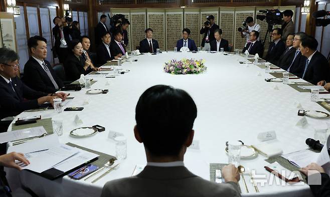 [서울=뉴시스] 조성우 기자 = 한성숙(왼쪽 세 번째) 국무총리가 4일 서울 종로구 총리공관에서 열린 주택건설·개발업계 간담회에서 발언하고 있다. 2026.09.04. xconfind@newsis.com