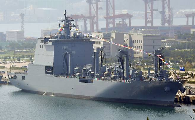 [서울=뉴시스] 정부가 호르무즈 해협에 P-8A 해상초계기, 군수지원함, 폭발물처리(EOD) 전력 등을 파견하는 방안을 검토 중인 것으로 알려졌다.파병 후보 전력으로 P-8 포세이돈과 해군 군수지원함, EOD 등 비전투 자산이 거론되고 있다고 한다.사진은 지난 2018년 9월18일 부산 남구 해군작전사령부 부산작전기지에 정박중인 대한민국 해군의 함정 중 두 번째로 큰 신형 군수지원함 소양함. (사진=뉴시스DB) 2026.09.04. photo@newsis.com *재판매 및 DB 금지