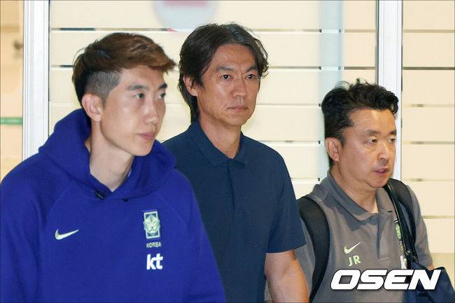 [OSEN=인천공항, 민경훈 기자] 32강 진출에 실패한 대한민국 축구대표팀 중 홍명보 감독을 비롯해 김민재, 황희찬, 설영우, 이강인 등 선수 8명이 30일 새벽  인천국제공항을 통해 귀국했다. 손흥민 등 나머지 선수들은 쪼개져서 각자 귀국한다. 대표팀 귀국 본진은 30일 새벽 인천공항에 도착한다.홍명보 감독과 일부 대표팀 선수들이 입국하고 있다. 2026.06.30 / rumi@osen.co.kr