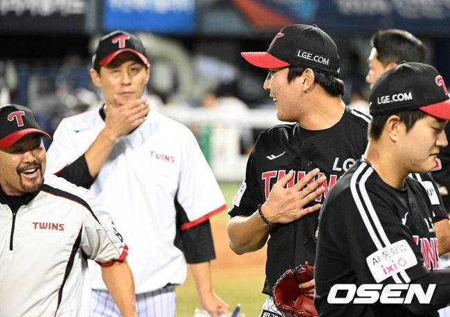 [OSEN=잠실, 이대선 기자] LG는 3일 서울 잠실야구장에서 열린 2026 신한 SOL KBO리그 정규시즌 두산과의 경기에서 1-0으로 승리했다.경기 종료 후 LG 손주영이 김용일 코치와 이야기를 나누고 있다. 2026.09.03 /sunday@osen.co.kr