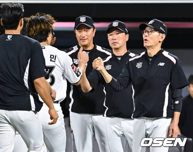 [OSEN=수원, 박준형 기자] 프로야구 KT 위즈가 한화 이글스를 9연패를 몰아넣고 1위 자리를 탈환했다.이강철 감독이 이끄는 KT는 3일 수원케이티위즈파크에서 열린 2026 신한 SOL KBO리그 한화 이글스와의 홈경기에서 13-11&nbsp;승리를 거두고 한화전을 싹쓸이했다. 3연승을 거둔 KT는 69승43패3무로 7연승이 끊긴 삼성(70승45패3무)를 제치고 다시 1위로 올라섰다.경기종료 후 1위 탈환한 KT 이강철 감독이 안현민과 하이파이브를 하고 있다.   2026.09.03 / soul1014@osen.co.kr