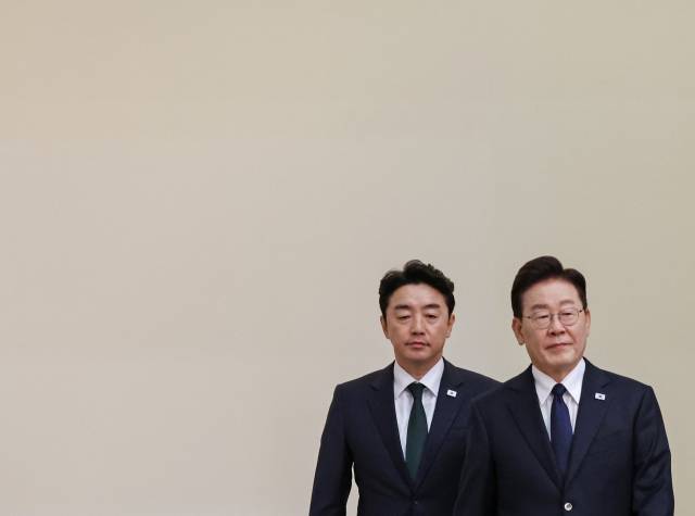 ▲이재명 대통령과 강훈식 비서실장이 지난 3일 청와대에서 수석보좌관회의에 입장하고 있다. ⓒ연합뉴스