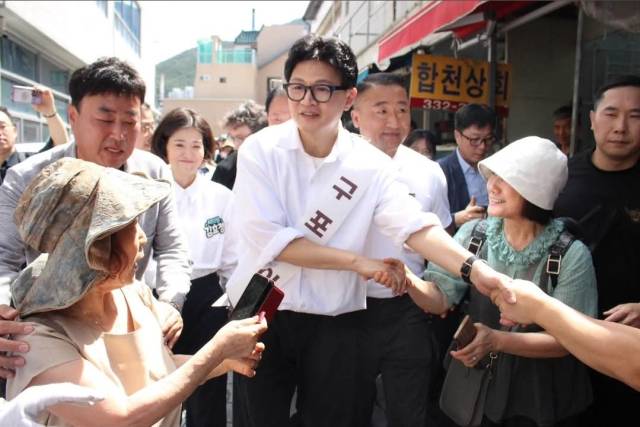 ▲ 한동훈 무소속 의원(부산 북구갑)이 4일 부산 북구 구포시장에서 열린 ‘제1회 구포데이(9·4day)’에 일일 가이드로 참여해 시민들과 인사를 나누고 있다. ⓒ한동훈 의원 페이스북