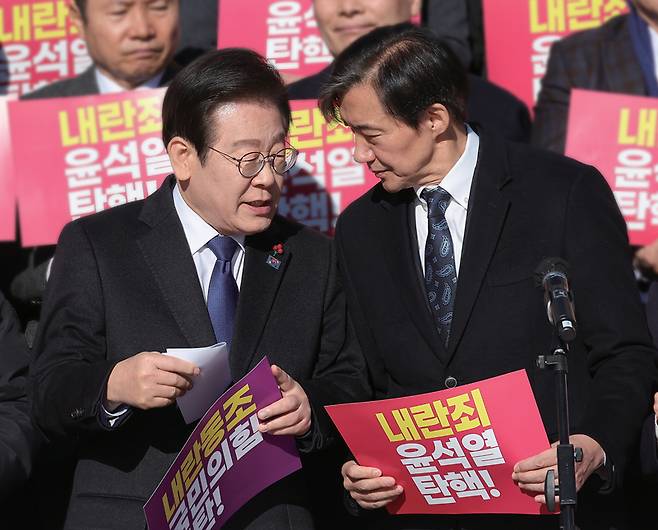 2024년 12월6일 서울 여의도 국회 본청 앞 계단에서 열린 '국민의힘 규탄 및 탄핵소추안 가결 촉구 제 시민사회 및 야5당 공동기자회견'에서 이재명 당시 더불어민주당 대표와 조국 조국혁신당 대표가 대화하고 있다. ⓒ연합뉴스