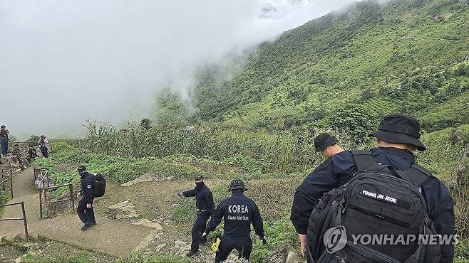 신속대응팀, 수력발전소 현장 수색 이동 (라수와[네팔]=연합뉴스) 네팔 대규모 홍수로 연락이 두절된 한국인을 수색하기 위해 파견된 정부 합동 신속대응팀이 지난 2일(현지시간) 네팔 라수와 지역 람체에서 어퍼트리슐리(UT)-1 수색을 위해 이동하고 있다. 2026.9.3 [외교부 제공. 재판매 및 DB 금지] photo@yna.co.kr
