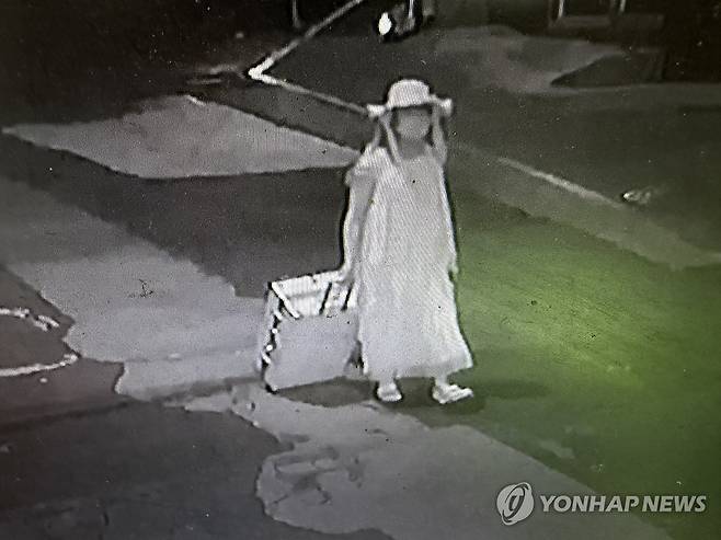 여장한 중국인 유학생 살해 피의자 (경산=연합뉴스) 황수빈 기자 = 지난 20일 오후 10시 30분께 폐쇄회로(CC)TV에 포착된 여장한 채 주거지를 빠져나오는 경산 중국인 유학생 살해 피의자 모습. 2026.8.27 [독자 제공. 재판매 및 DB 금지] hsb@yna.co.kr