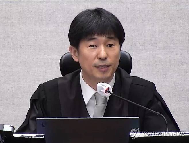 지귀연 부장판사, '내란 우두머리 혐의' 윤석열 1심 무기징역 선고 [연합뉴스 자료사진]