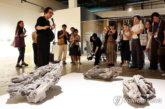 작품 설명하는 호추니옌 예술감독 (전남광주=연합뉴스) 조남수 기자 = 광주비엔날레 개막식이 열린 4일 전남광주통합특별시 북구 광주비엔날레 전시관에서 열린 프레스투어에서 호추니옌 예술감독이 전시 작품에 관해 설명하고 있다. '너는 네 삶을 바꿔야 한다'가 주제인 제16회 광주비엔날레는 오는 5일부터 11월 15일까지 72일간 열린다. 2026.9.4 iso64@yna.co.kr