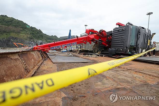 제주항 바지서 크레인 전도 (제주=연합뉴스) 박지호 기자 = 4일 오후 3시 53분께 제주시 건입동 제주항 11부두 옆 공사 현장의 바지에서 크레인이 쓰러져 작업자 2명이 깔렸다는 신고가 접수됐다. 
    사진은 사고 현장의 모습. 2026.9.4 jihopark@yna.co.kr