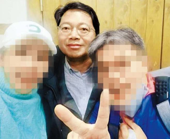 ‘오빠’와 셀카 김승원(가운데) 법무부 장관 후보자가 2022년 2월 서울 종로구 한 한식당에서 코로나19 치료제 관련 브로커 양모(왼쪽)씨와 서부지법에서 일하던 영장전담판사와 함께 찍은 사진. /독자 제공(인스타그램 캡쳐)