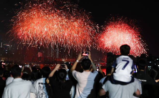 5일 오후 서울 용산 이촌동 일대에서 바라본 ‘서울세계불꽃축제 2026’에서 형형색색의 불꽃이 밤하늘을 밝히고 있다. /뉴스1