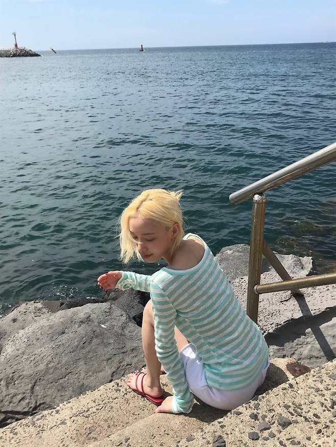 피부를 깨끗하게 살린 뒤, 도톰한 입술에 투명한 글로시 립만 더한 윈터ㅣ 인스타그램 @imwinter