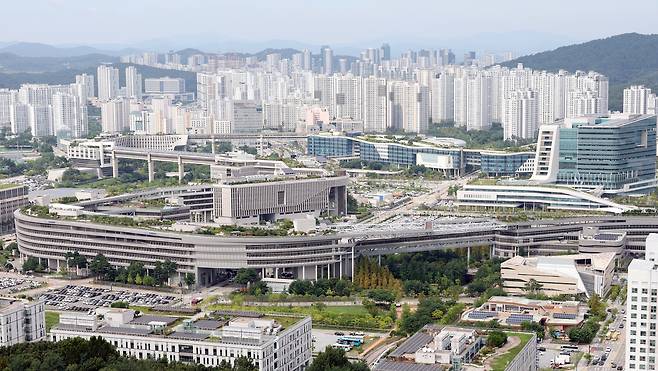 지난 3일 정부가 발표한 2차 공공기관 지방 이전 계획에 따르면 내년 상반기부터 법무부와 성평등부 등 중앙부처와 수도권 공공기관들이 세종특별자치시로 옮겨간다. 검찰청(공소청·중수청)과 경찰청 등 별도의 청사가 필요한 기관은 청사를 신축한 뒤 이전하기로 했다. 연합뉴스