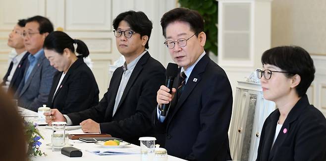이재명 대통령이 4일 청와대에서 열린 시민사회단체 간담회에서 모두발언을 하고 있다. 이날 간담회는 한국진보연대, 민주사회를위한변호사모임, 경제정의실천시민연합, 민족문제연구소 등이 참석해 3시간 30분가량 진행됐다. 청와대사진기자단