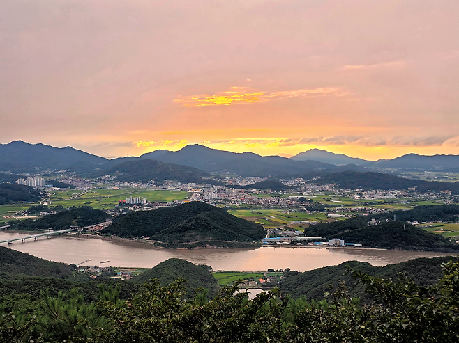 김포 월곶면 문수산성 정상에서 내려다본 강화도에 노을이 붉게 물들고 있다. 강화도와 김포 사이의 좁은 해협인 염하는 병인양요와 신미양요 당시 격전지였다.