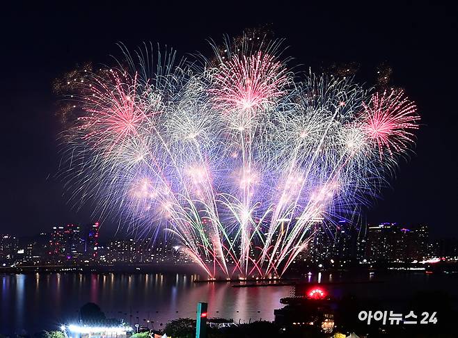작년 9월 27일 저녁 서울 여의도 한강공원 일대에서 열린 '한화와 함께하는 서울세계불꽃축제 2025'에서 화려한 불꽃들이 밤 하늘을 수놓고 있다. [사진=정소희 기자]