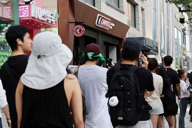 2일 서울 서초구 치폴레 강남점에서 시민들이 줄지어 입장을 기다리고 있다. [연합뉴스]