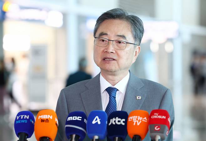 대홍수가 발생한 네팔을 방문하는 조현 외교부 장관이 5일 인천국제공항 제2여객터미널에서 출국 전 도어스테핑을 하고 있다.  조 장관은 현지에서 네팔 외교장관과 회담하고 활동 중인 신속대응팀 및 해외긴급구호대(KDRT)를 격려한다./사진=뉴시스.
