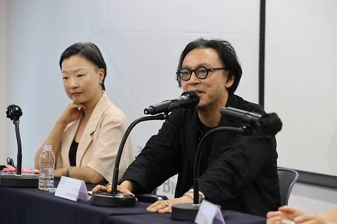 호추니엔 광주비엔날레 예술감독이 4일 광주비엔날레전시관에서 열린 기자간담회에서 전시를 소개하고 있다. [광주비엔날레 제공]