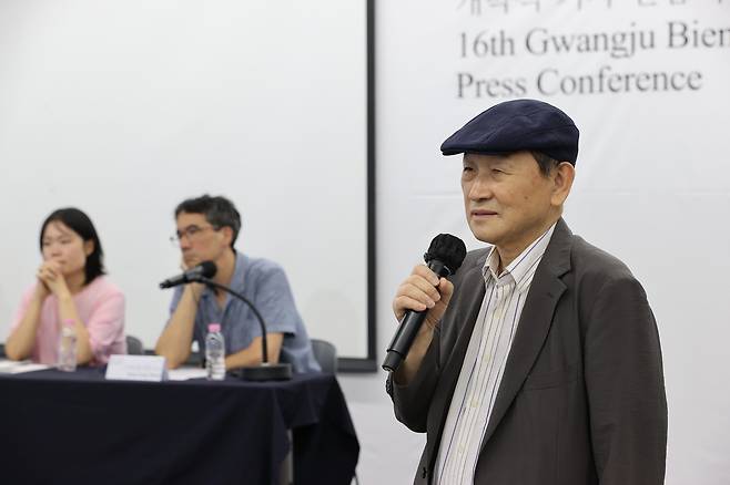 윤범모 광주비엔날레 대표이사가 4일 광주비엔날레전시관에서 열린 기자간담회에서 발언하고 있다. [광주비엔날레 제공]