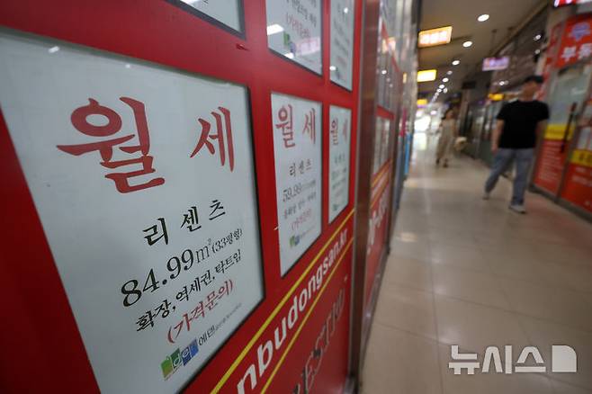 [서울=뉴시스] 김명년 기자 = 서울 아파트 전셋값 상승과 전세 매물 부족으로 월세 수요가 늘면서 세입자들의 주거비 부담이 커지고 있다. 한국부동산원에 따르면 지난 7월 서울 아파트 평균 월세가격은 162만원으로 관련 통계 집계 이후 처음으로 160만원을 넘어섰다. 25일 서울 송파구 한 공인중개업소에 월세 매물 안내문이 게시돼 있다. 2026.08.25. kmn@newsis.com