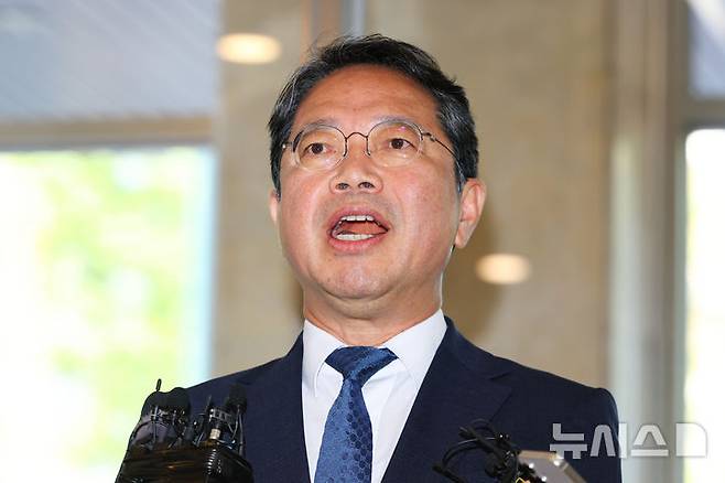 [서울=뉴시스] 황준선 기자 = 김승원 법무부 장관 후보자가 지난 3일 오전 서울 종로구 적선현대빌딩에 마련된 인사청문 준비 사무실로 출근하며 취재진 질의에 답변하고 있다. 2026.09.03. hwang@newsis.com