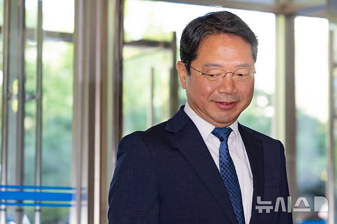 [서울=뉴시스] 황준선 기자 = 김승원 법무부 장관 후보자가 지난 3일 오전 서울 종로구 적선현대빌딩에 마련된 인사청문 준비 사무실로 출근하고 있다. 2026.09.03. hwang@newsis.com