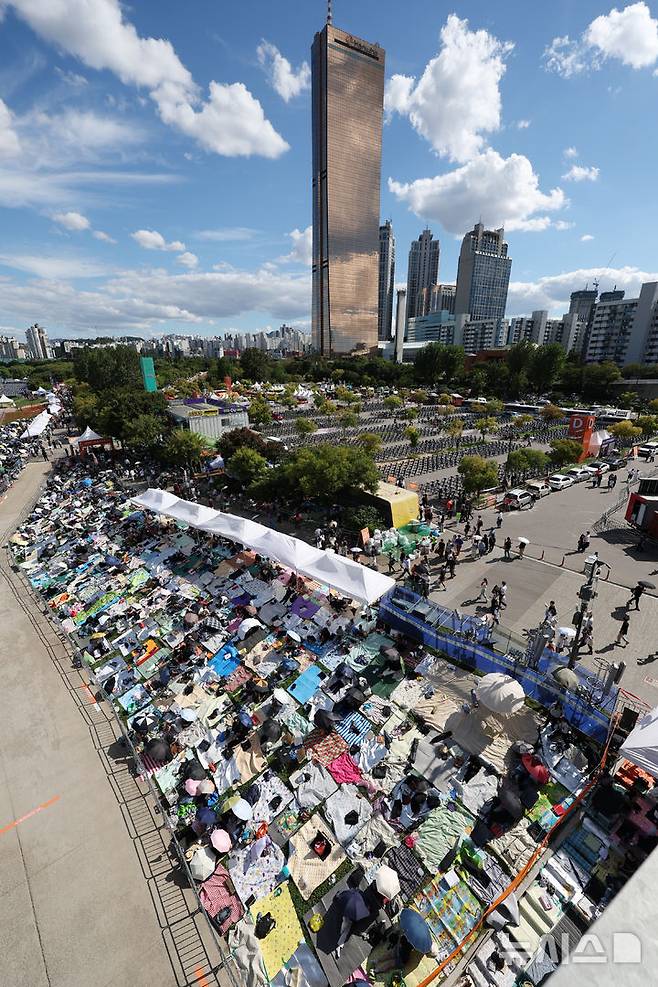 [서울=뉴시스] 김명년 기자 = 5일 서울 여의도 한강공원에서 시민들이 '2026 서울세계불꽃축제' 시작을 기다리고 있다. 2026.09.05. kmn@newsis.com