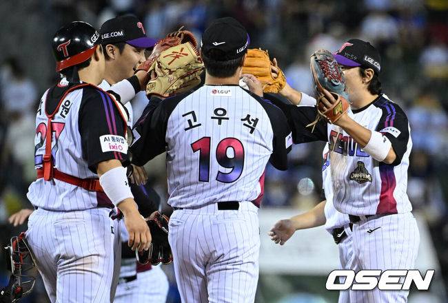 [OSEN=잠실, 조은정 기자]프로야구 LG 트윈스가 삼성 라이온즈를 꺾고 5연승을 이어갔다.&nbsp;LG는&nbsp;4일 서울 잠실구장에서 열린 2026 KBO리그 삼성과 경기에서 4-3 역전승을 거뒀다.&nbsp;LG는 두산전 3연전 스윕에 이어 2위 삼성을 잡고 3.5경기 차이로 추격했다. 반면 삼성은 7연승을 달리다 2연패에 빠졌다.&nbsp;LG 고우석이 승리를 기뻐하고 있다. 2026.09.04 /cej@osen.co.kr
