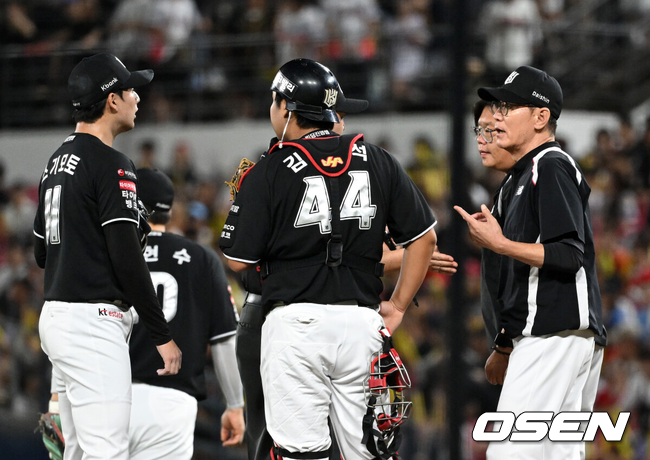[OSEN=광주, 이대선 기자] 4일 광주-기아 챔피언스필드에서 2026 신한 SOL KBO리그 KIA 타이거즈와 KT 위즈의 경기가 열렸다.이날 KIA는 배제성, KT는 올러를 선발로 내세웠다.8회말 1사 2,3루에서 마운드를 방문한 KT 이강철 감독이 스기모토에게 작전을 지시하고 있다. 2026.09.04 /sunday@osen.co.kr