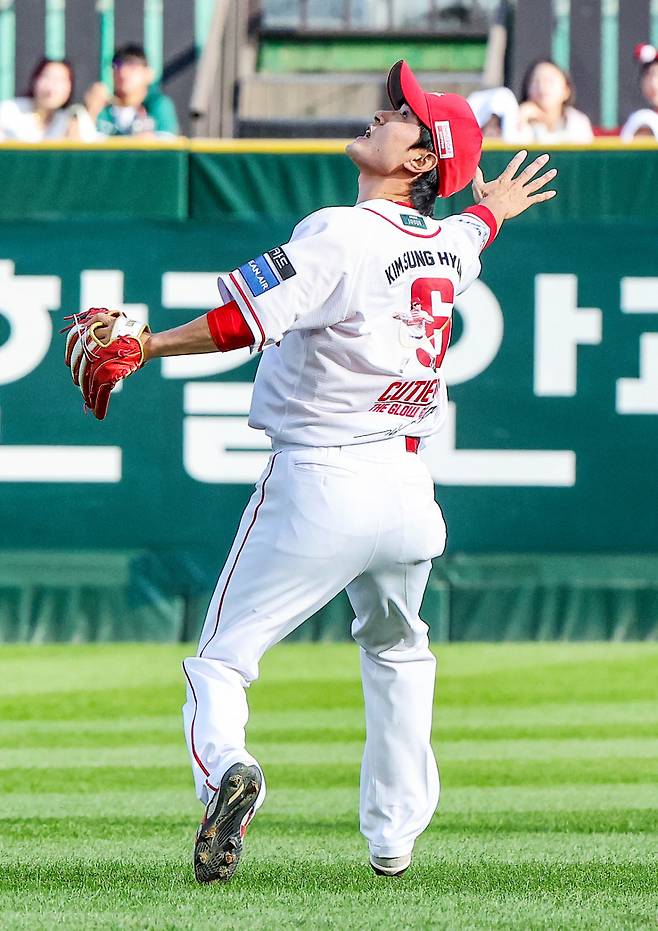SSG 랜더스 김성현이 5일 인천 SSG랜더스필드에서 두산 베어스전 1회초 뜬공 타구를 쫓고 있다. /사진=SSG 랜더스 제공