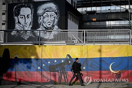베네수엘라 국기 위에 석유 펌프가 그려진 벽화  [AFP=연합뉴스 자료사진. 재판매 및 DB금지]