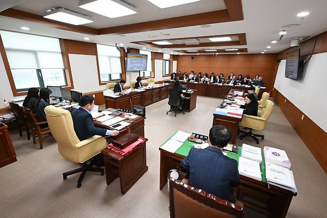 울산시의회 문화복지환경위원회(위원장 권태호)는 4일 시의회 문화복지환경위원회 회의실에서 환경국, 용연·온산 수질개선사업소 소관 2025회계연도 결산 및 2026년도 제3회 울산광역시 추경예산안 예비심사, 조례안 등을 심사했다. 울산시의회 제공