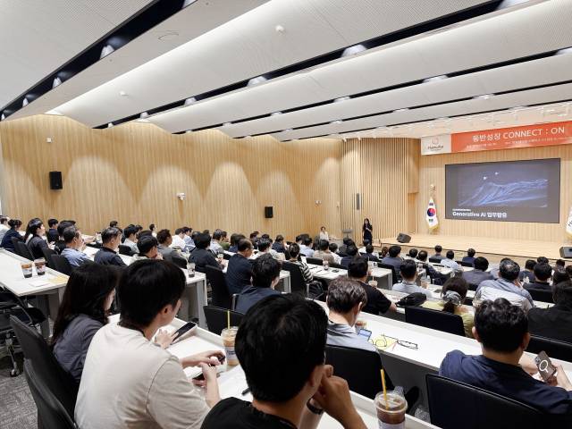 지난 3일 한화에어로스페이스 창원사업장에서 진행된 '동반성장 세미나'에서 협력사 참석자 들이 AI 활용을 주제로 한 특강을 경청하고 있다./한화에어로스페이스/