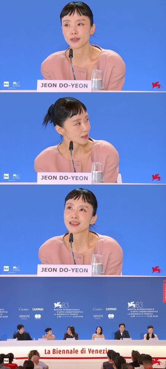 6일(현지시간) 제83회 베니스국제영화제(Biennale Cinema 2026) 경쟁 부문에 초청 된 넷플릭스 영화 '가능한 사랑'의 공식 기자회견이 개최 된 가운데, 현장에는 이창동 감독과 배우 설경구 전도연 조여정 조인성이 참석해 기자들의 질문에 답했다. 〈사진=베니스국제영화제 공식 채널〉