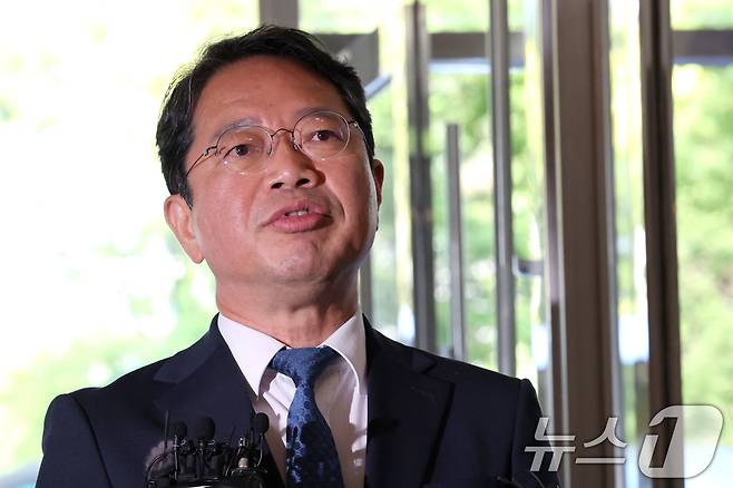 김승원 법무부 장관 후보자가 서울 종로구 적선현대빌딩에 마련된 인사청문회 준비사무실로 출근하며 취재진의 질문에 답하고 있다. 2026.9.3 ⓒ 뉴스1 이광호 기자