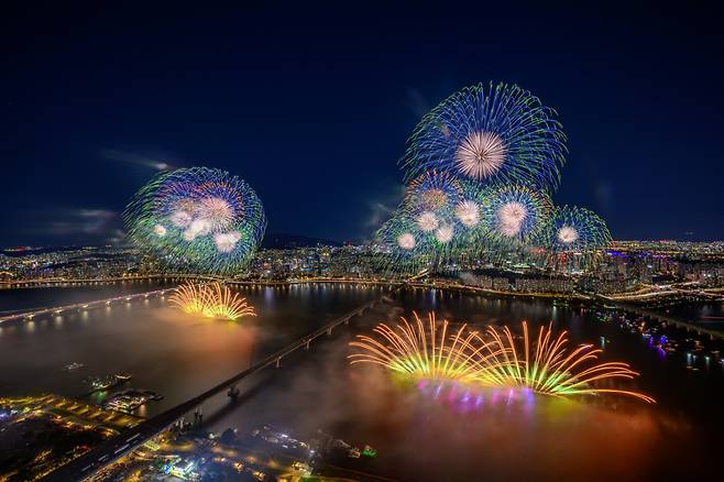 ◇한화와 함께하는 서울세계불꽃축제 2026에서 선보인 ㈜한화의 불꽃. 사진제공=한화
