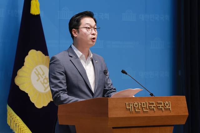 6일 김동아 더불어민주당 의원이 국회 소통관에서 김승원 법무부 장관 후보자와 관련해 무소속 한동훈 의원이 김 후보자의 비공개 수사기록을 불법으로 넘겨받았다며 한 의원과 성명불상의 제공자를 고위공직자범죄수사처에 고발한다고 밝히고 있다. [연합뉴스]