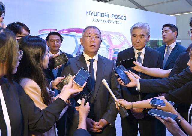 정의선 현대차그룹 회장이 4일(현지시간)  미 루이지애나주 어센션 패리시 도널드슨빌에서 열린 '현대제철-포스코 루이지애나 전기로 제철소'(HPLS) 기공식에서 취재진 질문에 답하고 있다. 현대차그룹 제공
